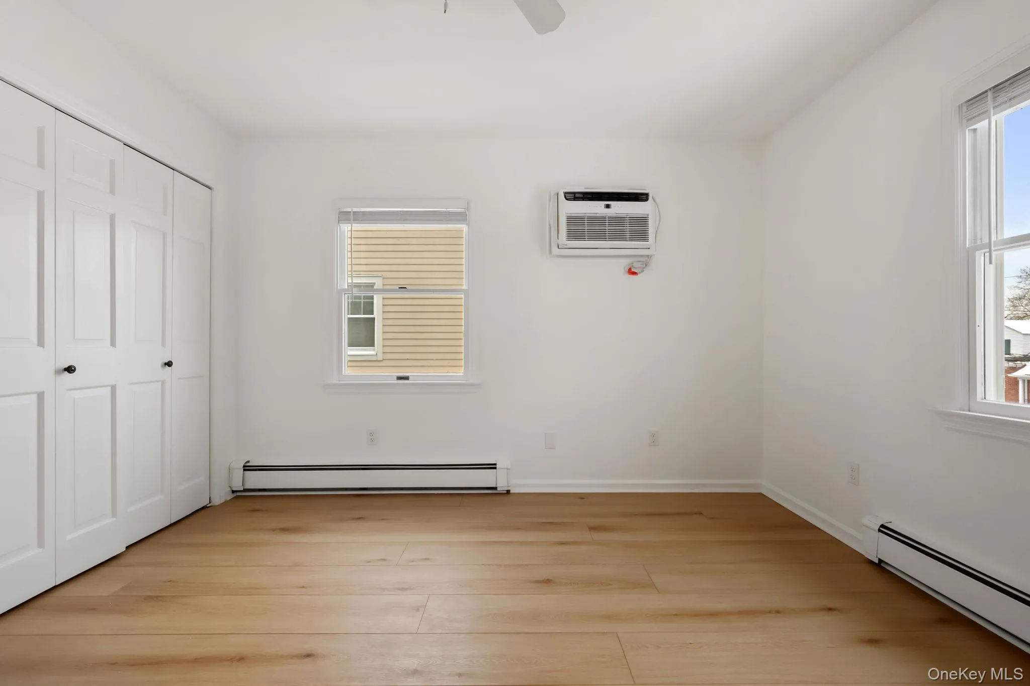 Bedroom/Office Bedroom/Office