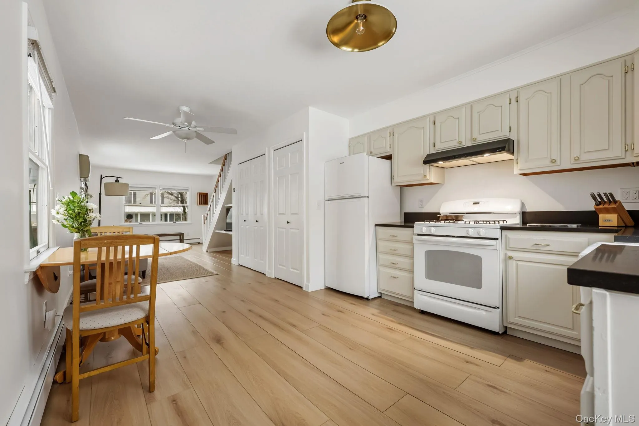 Living Room/Kitchen Living Room/Kitchen