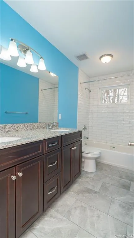 Bathroom with double vanity and washtub / shower combination Bathroom with double vanity and washtub / shower combination