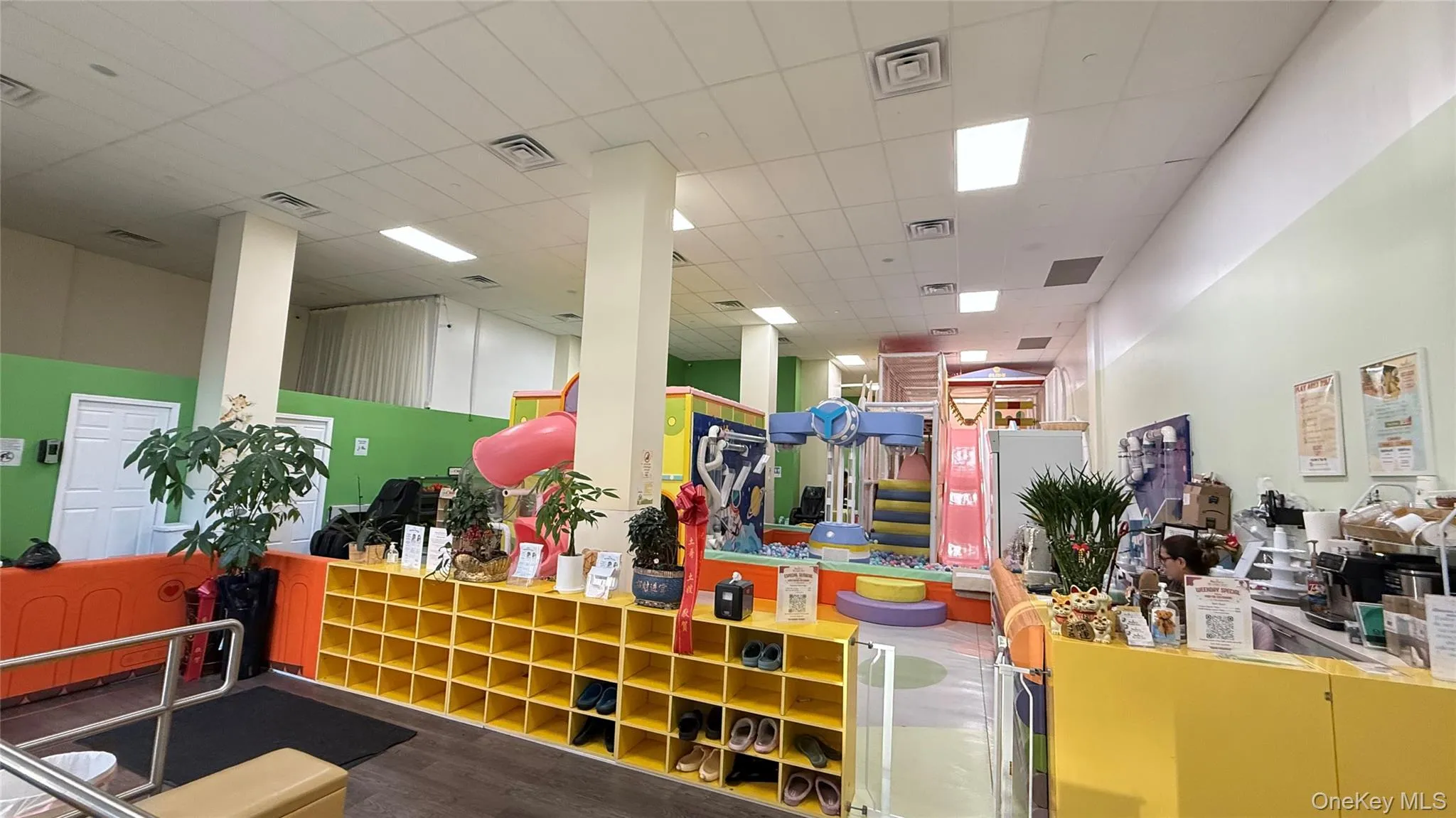 Welcome area with a paneled ceiling Welcome area with a paneled ceiling