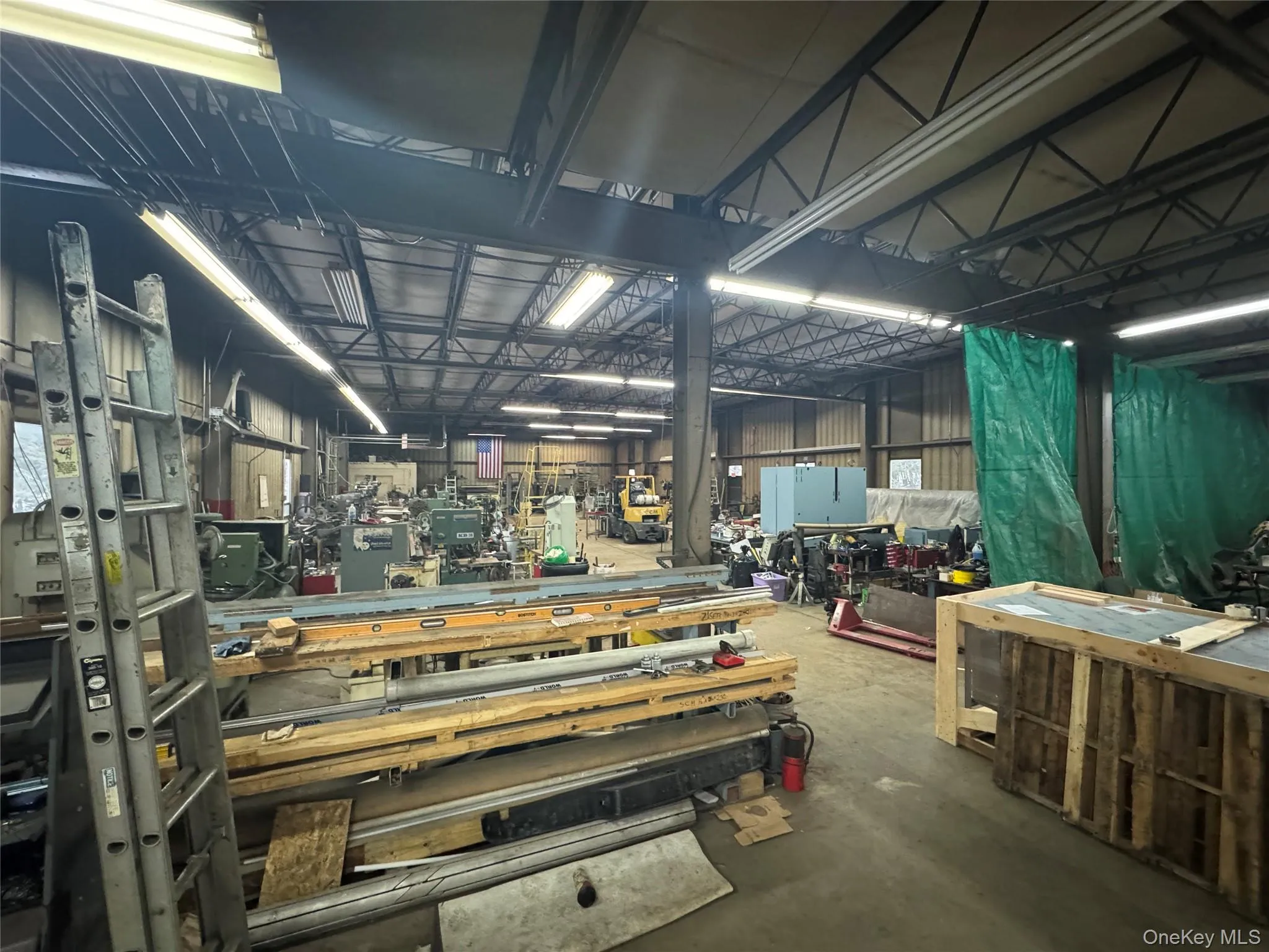 Misc room featuring a workshop area Misc room featuring a workshop area