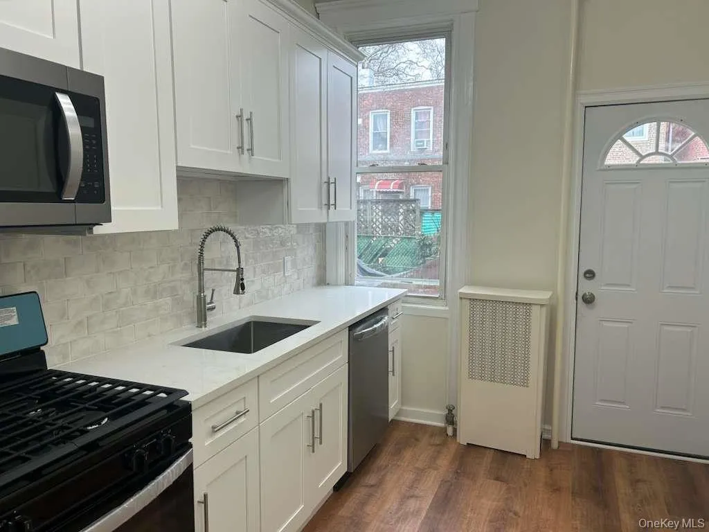 88-23 85th Street, New York, NY, 3 Bedrooms Bedrooms, 6 Rooms Rooms,1 BathroomBathrooms,Residential Lease,For Rent,85th,0,946039 88-23 85th Street, New York, NY, 3 Bedrooms Bedrooms, 6 Rooms Rooms,1 BathroomBathrooms,Residential Lease,For Rent,85th,0,946039