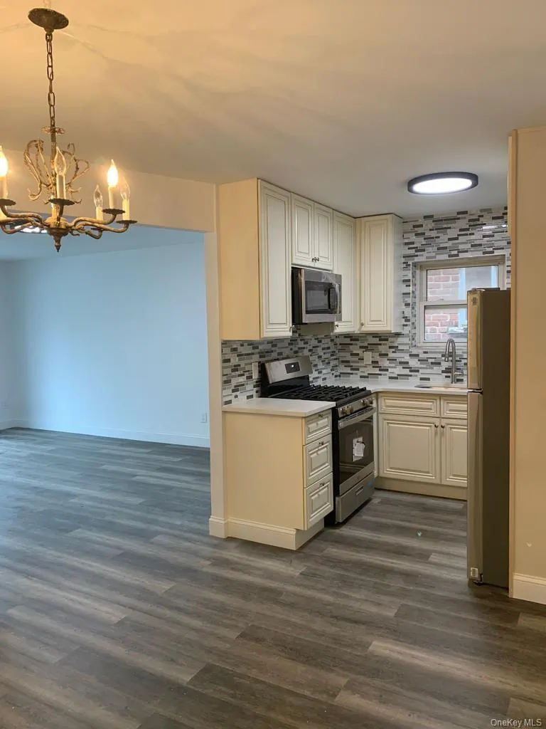 4410 Baychester Avenue, New York, NY, 3 Bedrooms Bedrooms, 6 Rooms Rooms,1 BathroomBathrooms,Residential Lease,For Rent,Baychester,0,946490 4410 Baychester Avenue, New York, NY, 3 Bedrooms Bedrooms, 6 Rooms Rooms,1 BathroomBathrooms,Residential Lease,For Rent,Baychester,0,946490