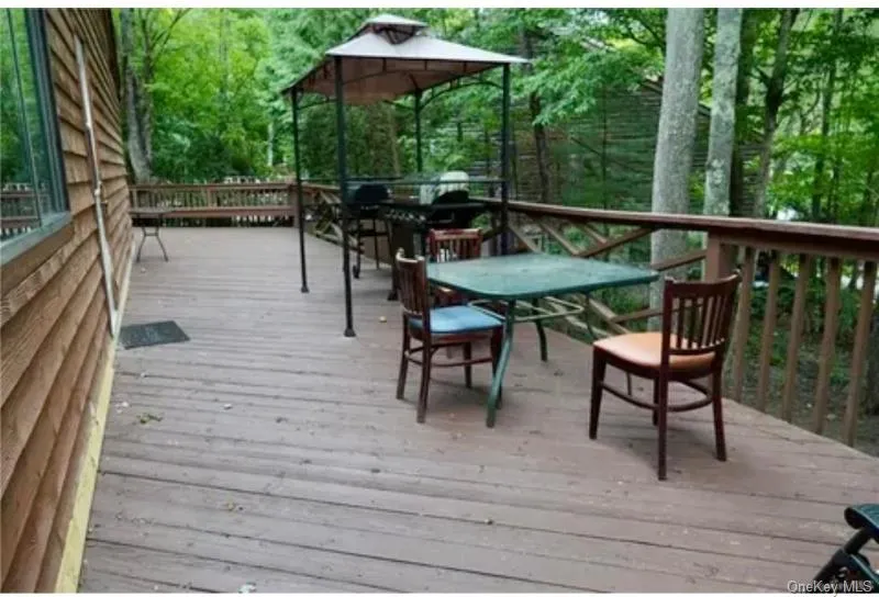 Deck with outdoor dining space Deck with outdoor dining space