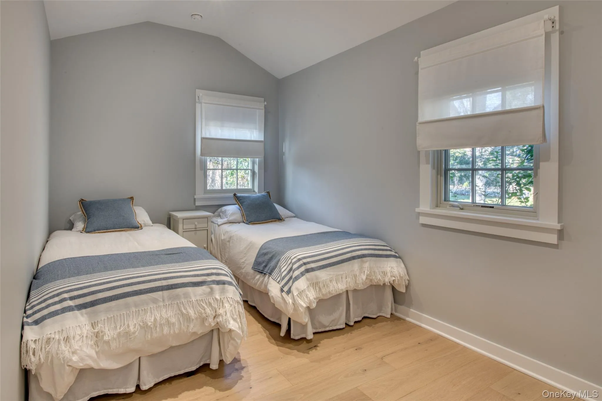 Bedroom with 2 twin beds Bedroom with 2 twin beds