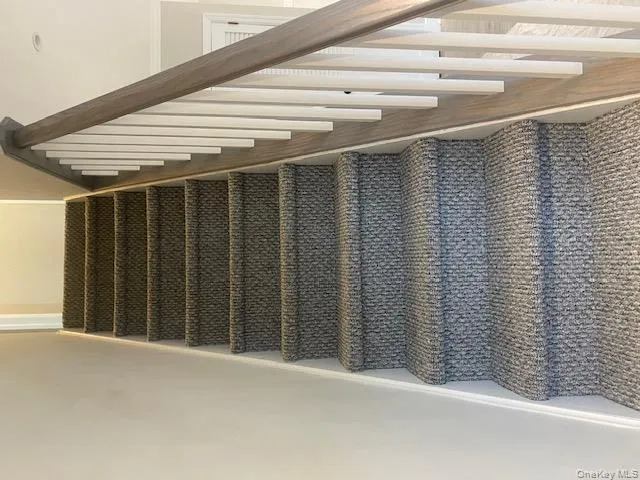 Staircase with crown molding Staircase with crown molding