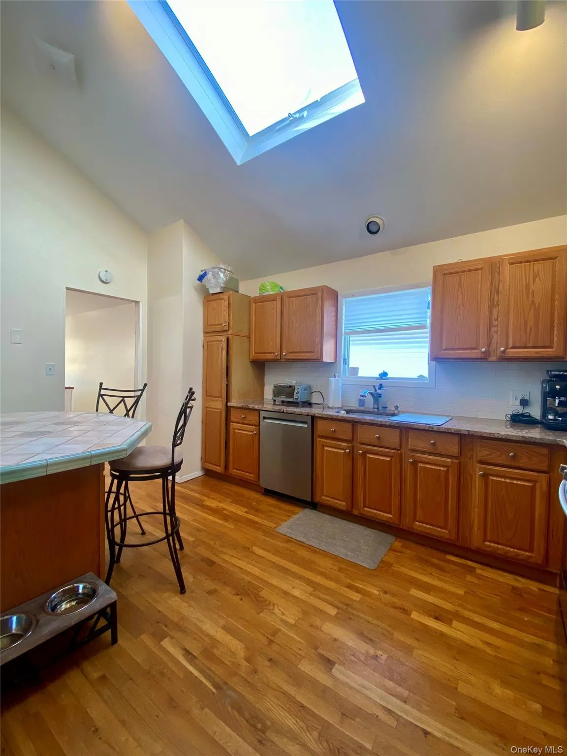 Spacious eat in kitchen with a dining island and a skylight Spacious eat in kitchen with a dining island and a skylight