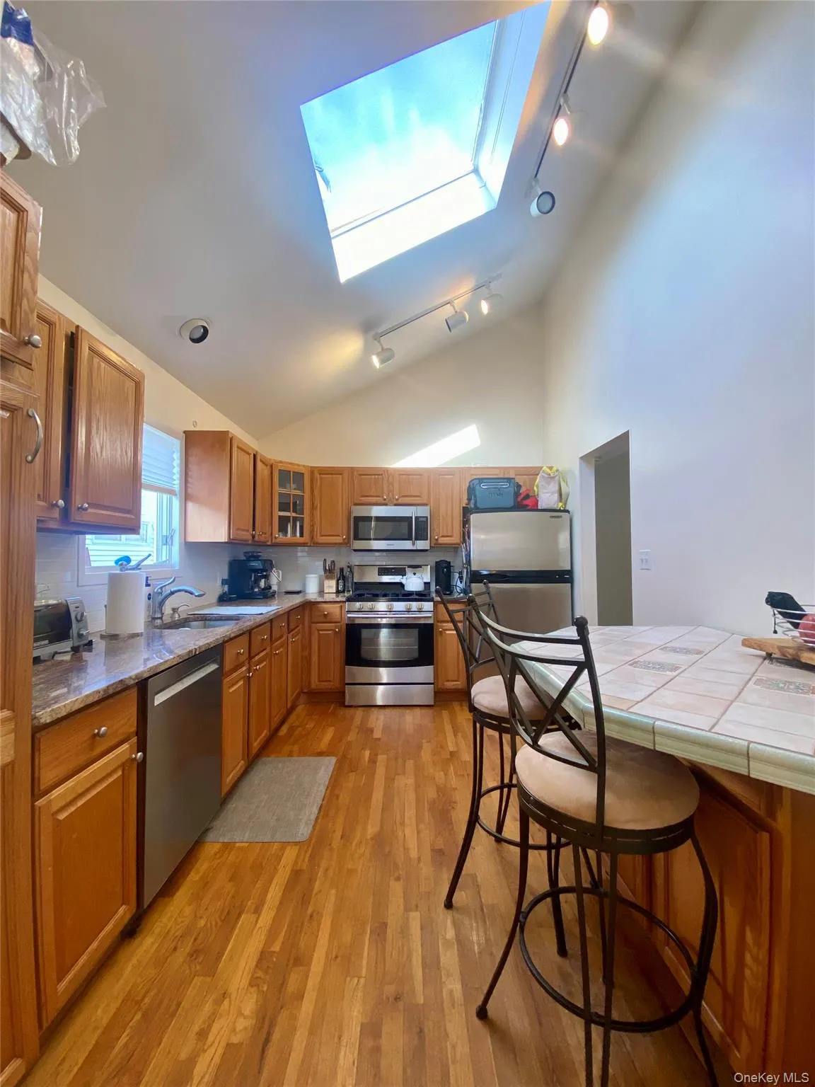 Spacious eat in kitchen with a dining island and a skylight Spacious eat in kitchen with a dining island and a skylight