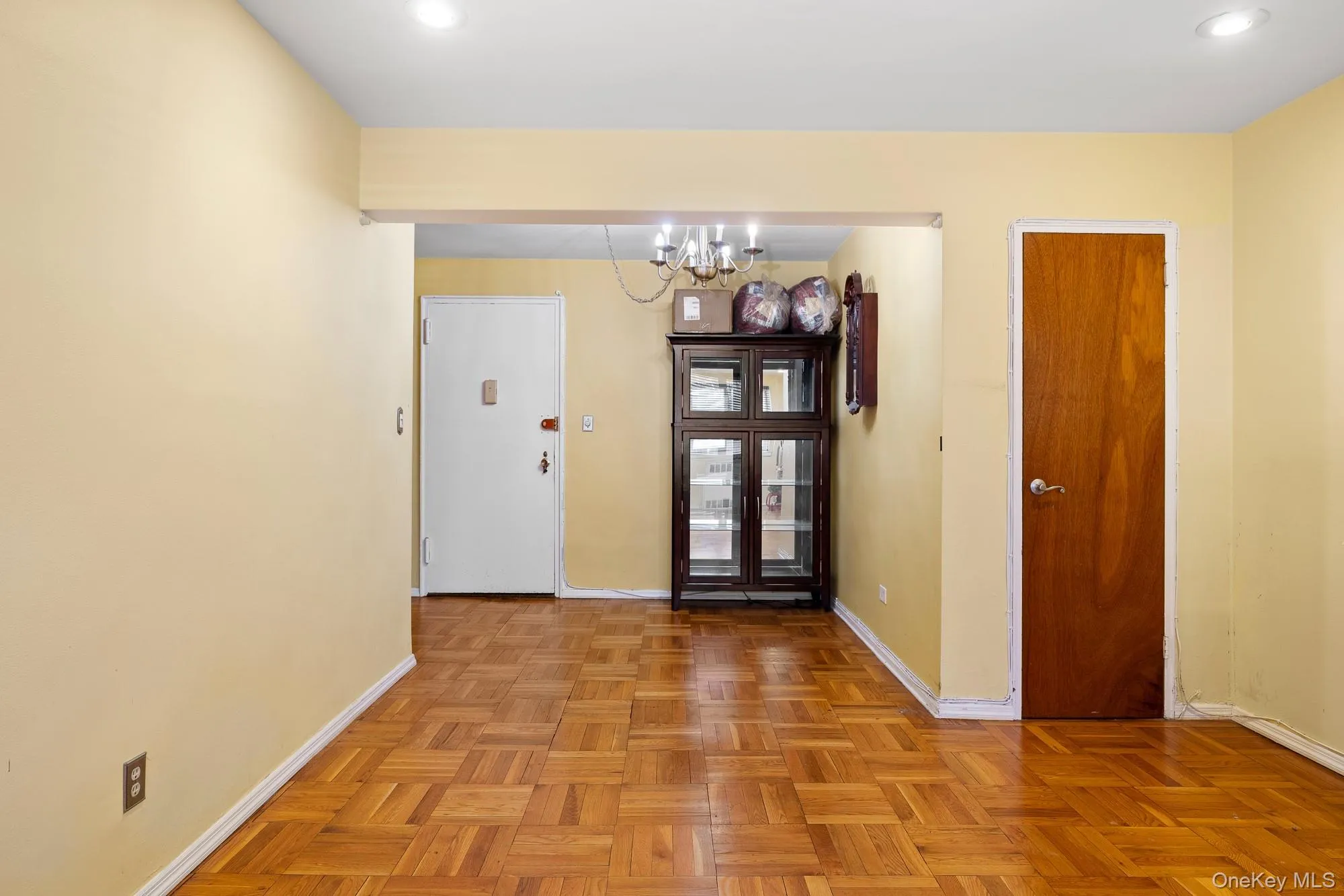 Comfortable flow to LivingRoom Comfortable flow to LivingRoom