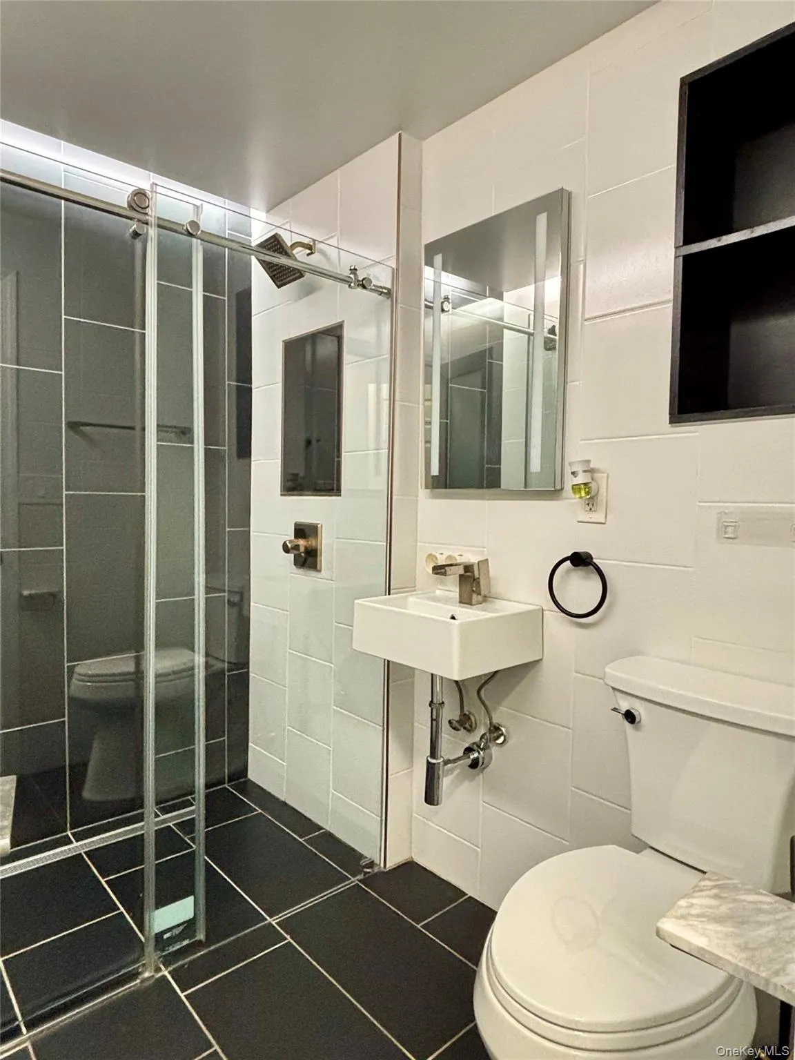 Full bathroom Full bathroom