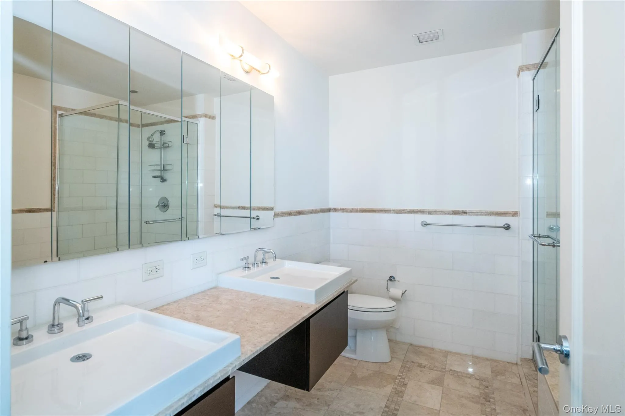 Spa bath with plenty of storage Spa bath with plenty of storage