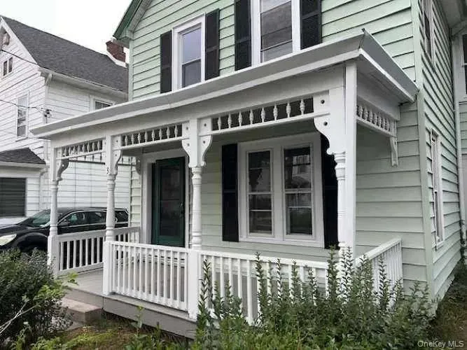 View of exterior entry with covered porch View of exterior entry with covered porch