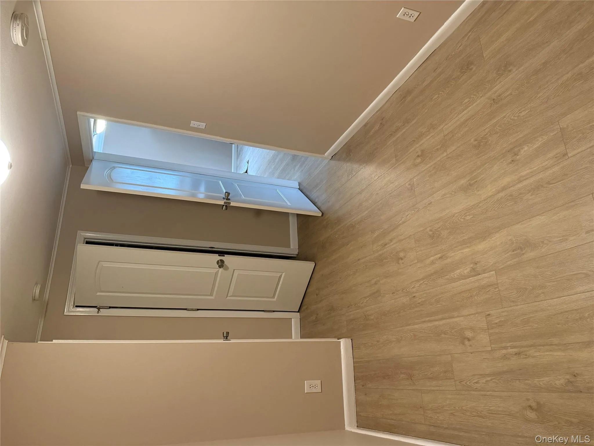 light wood-type flooring, light wood-type flooring,