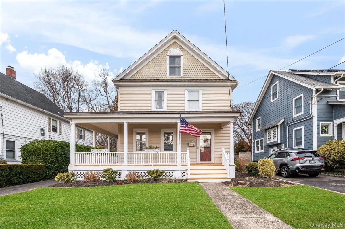 View of front facade featuring a front yard and a porch View of front facade featuring a front yard and a porch