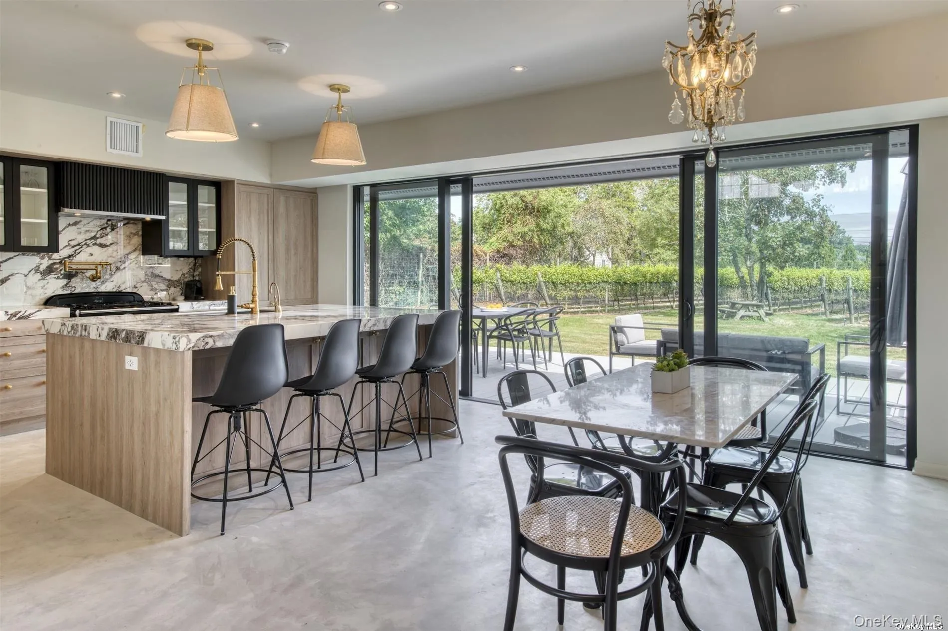 eat-in kitchen/dining room eat-in kitchen/dining room