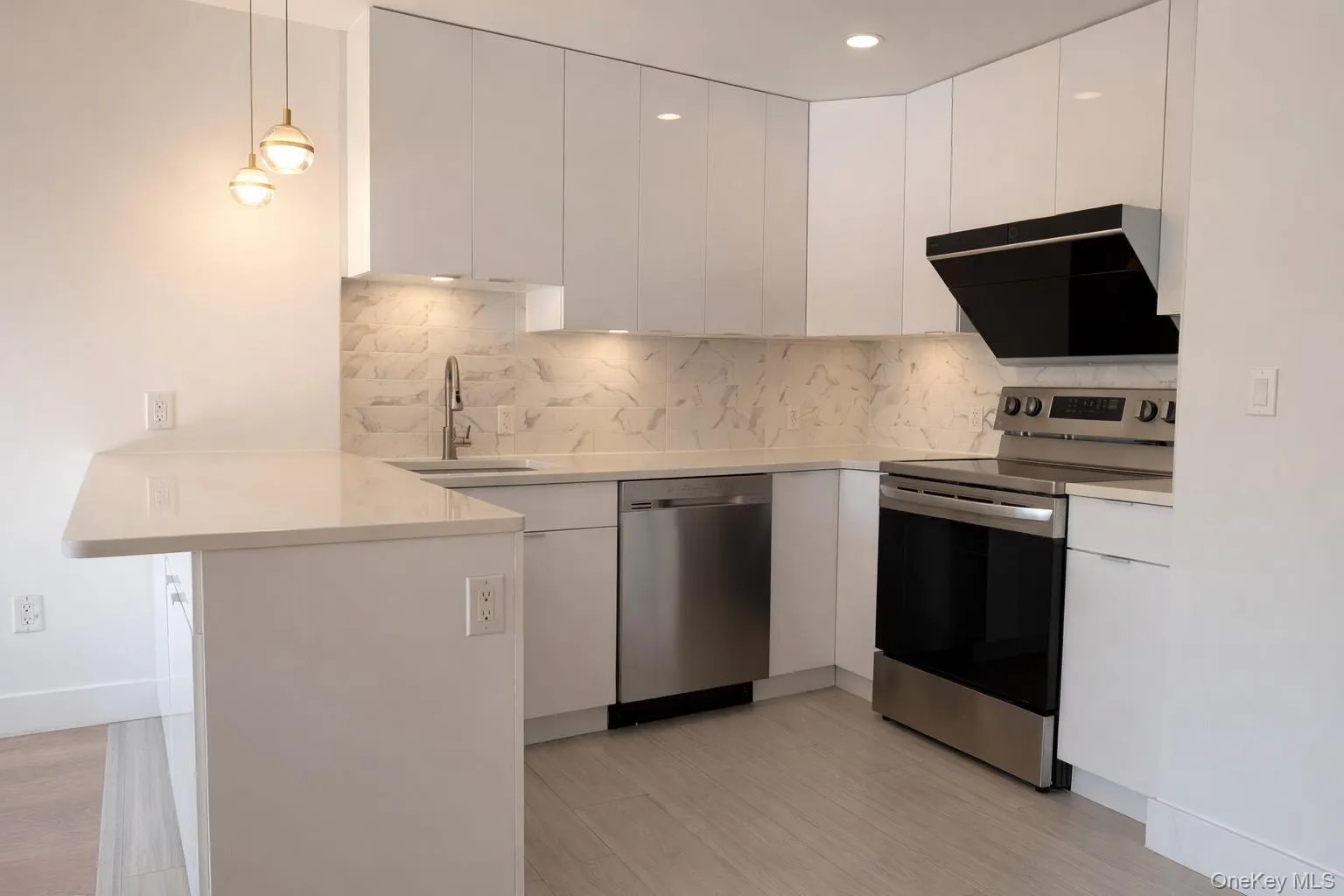 Kitchen with appliances with stainless steel finishes and modern cabinets Kitchen with appliances with stainless steel finishes and modern cabinets