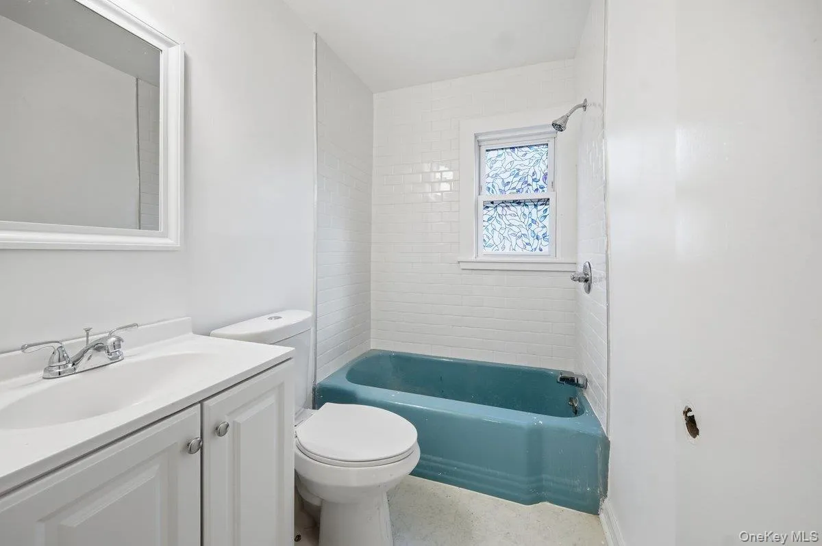 Bathroom with vanity and bathing tub / shower combination Bathroom with vanity and bathing tub / shower combination