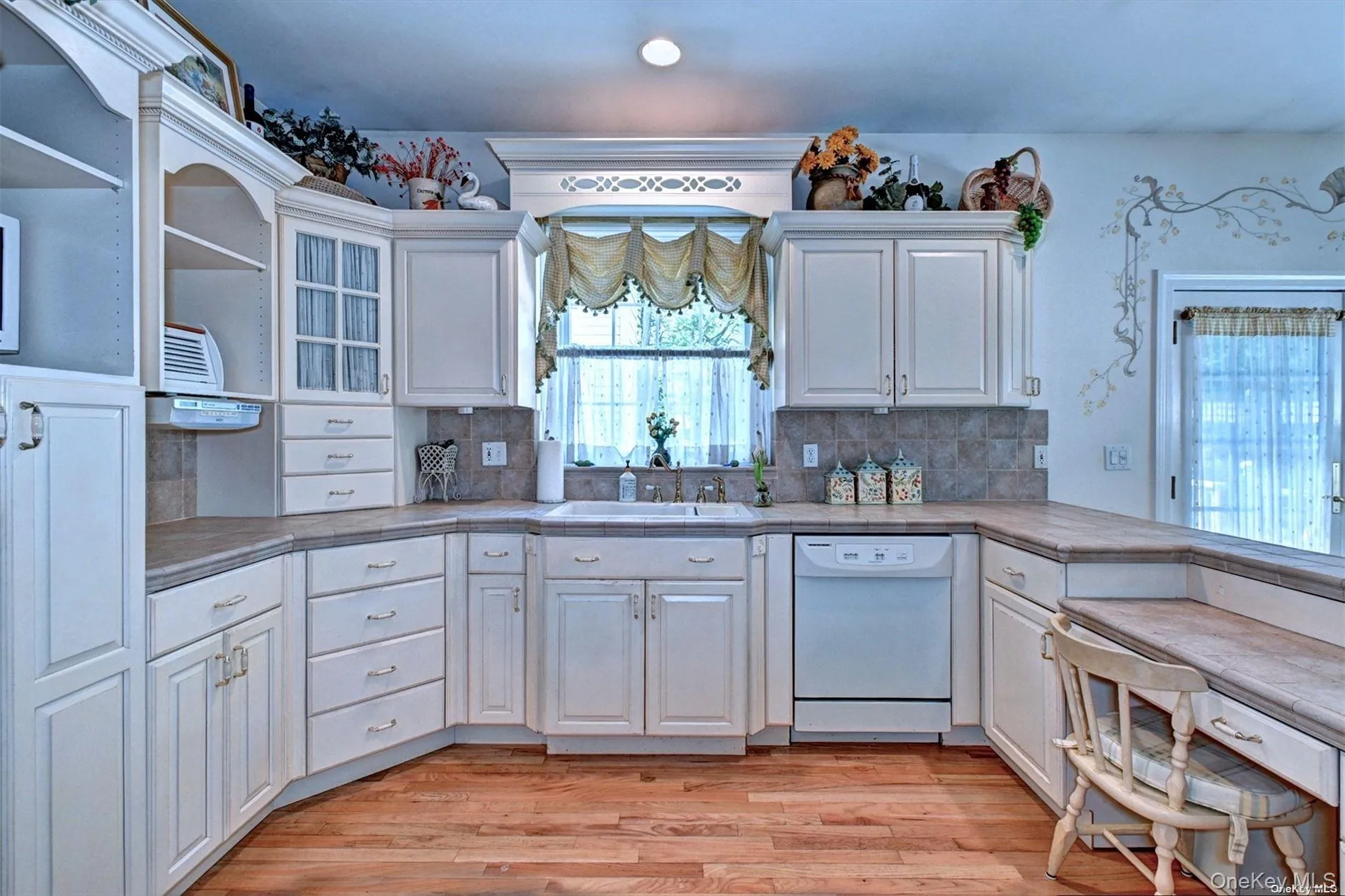 Eat in Kitchen with Custom Cabinets & Countertops Eat in Kitchen with Custom Cabinets & Countertops