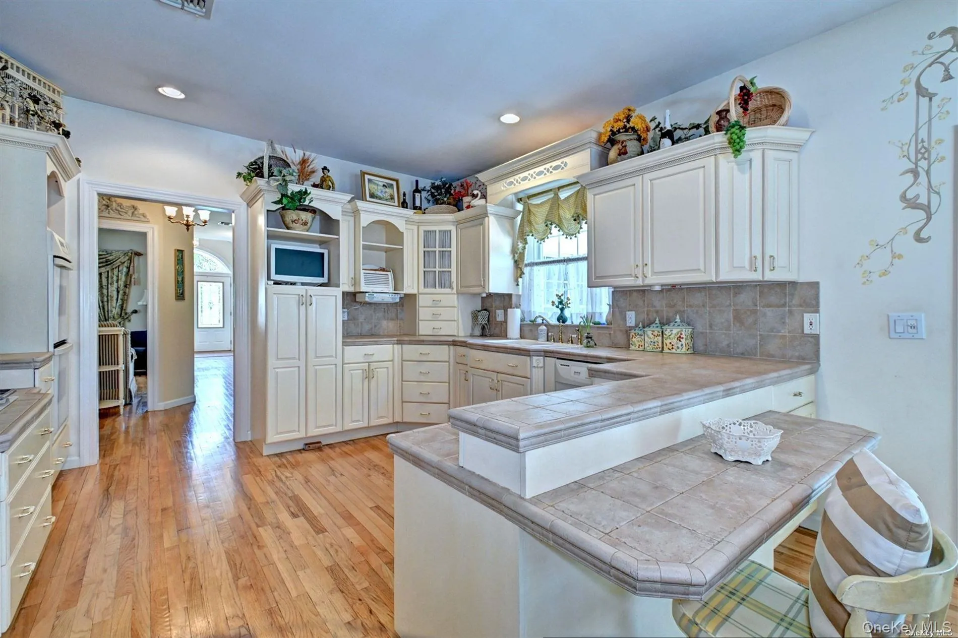 Eat in Kitchen with Counter Eating Area Eat in Kitchen with Counter Eating Area