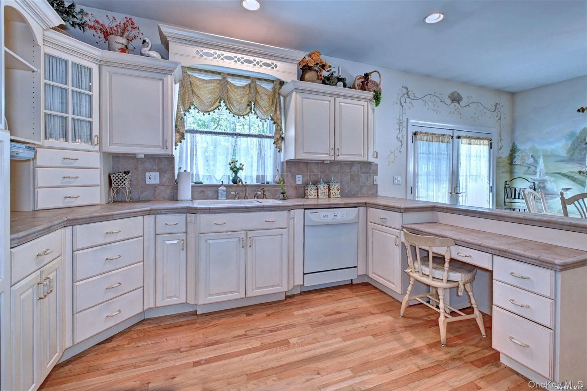 Eat in Kitchen with Desk Area Eat in Kitchen with Desk Area