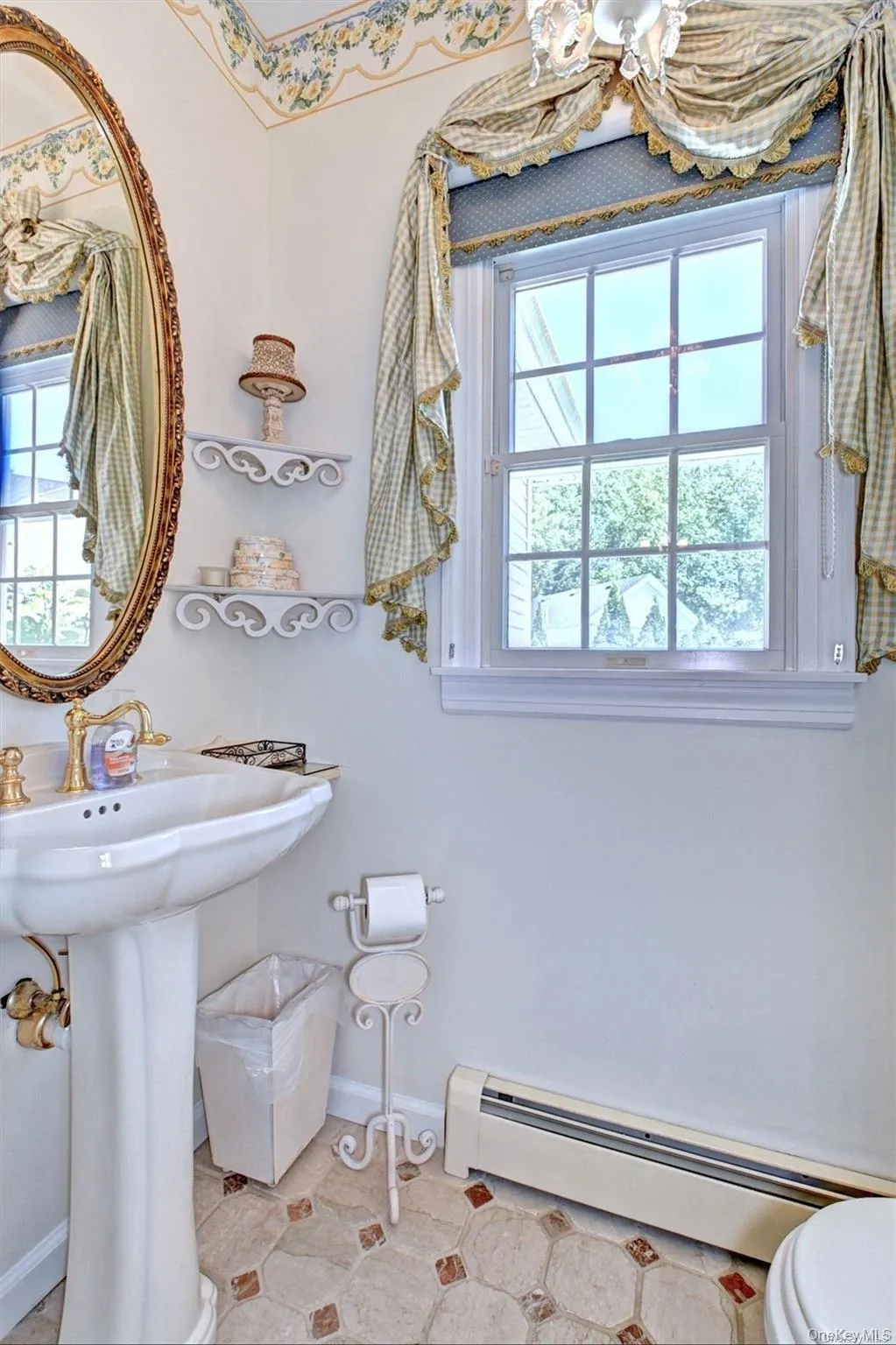 Half bath / Powder Room Half bath / Powder Room