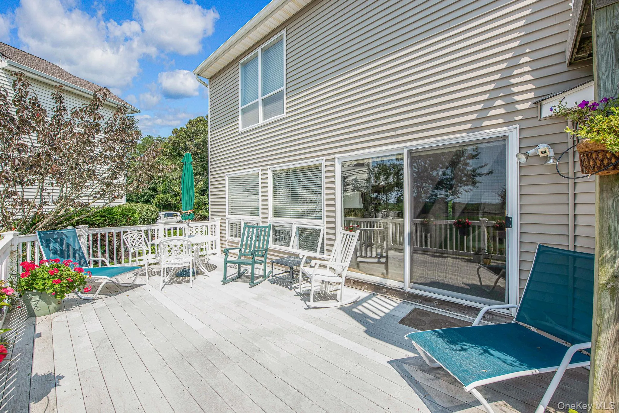 Deck with outdoor dining space Deck with outdoor dining space