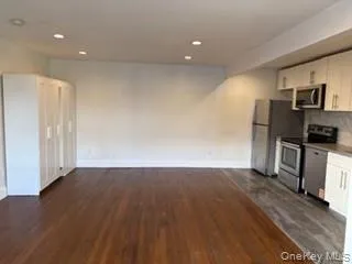 Eat-in-Kitchen Eat-in-Kitchen