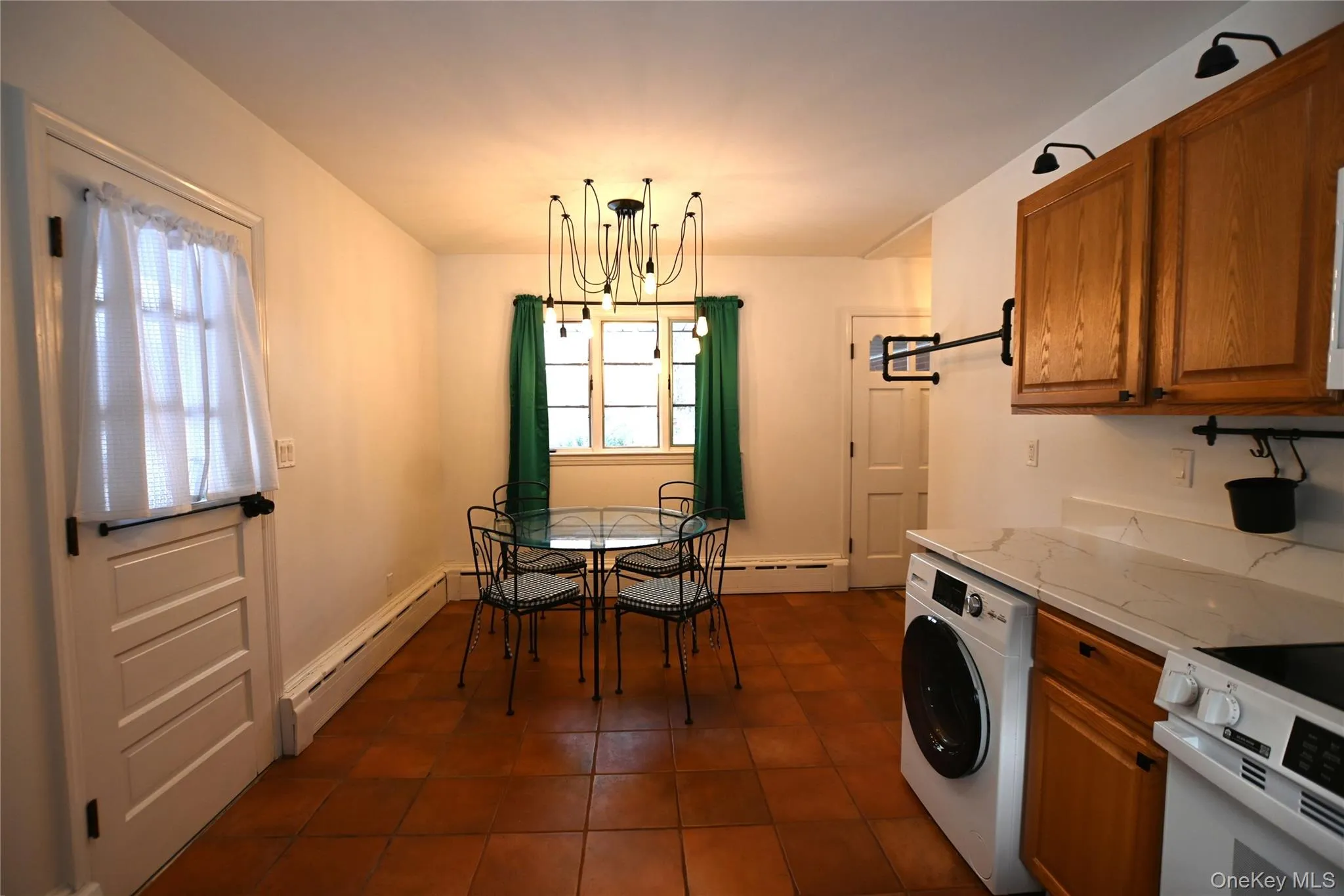 Eat-in kitchen Eat-in kitchen