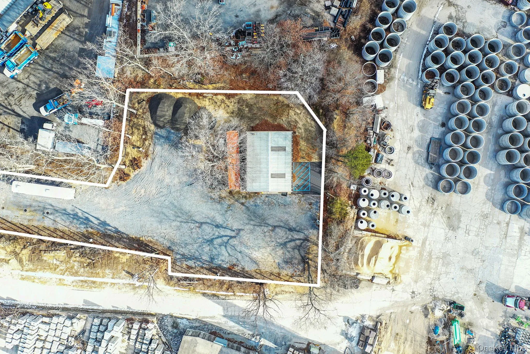 Aerial view of property and surrounding area featuring property parcel outlined Aerial view of property and surrounding area featuring property parcel outlined