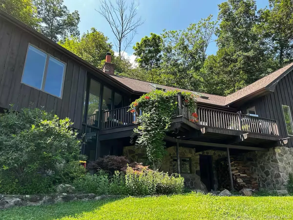 Lovely contemporary home with deck overlooking the property Lovely contemporary home with deck overlooking the property