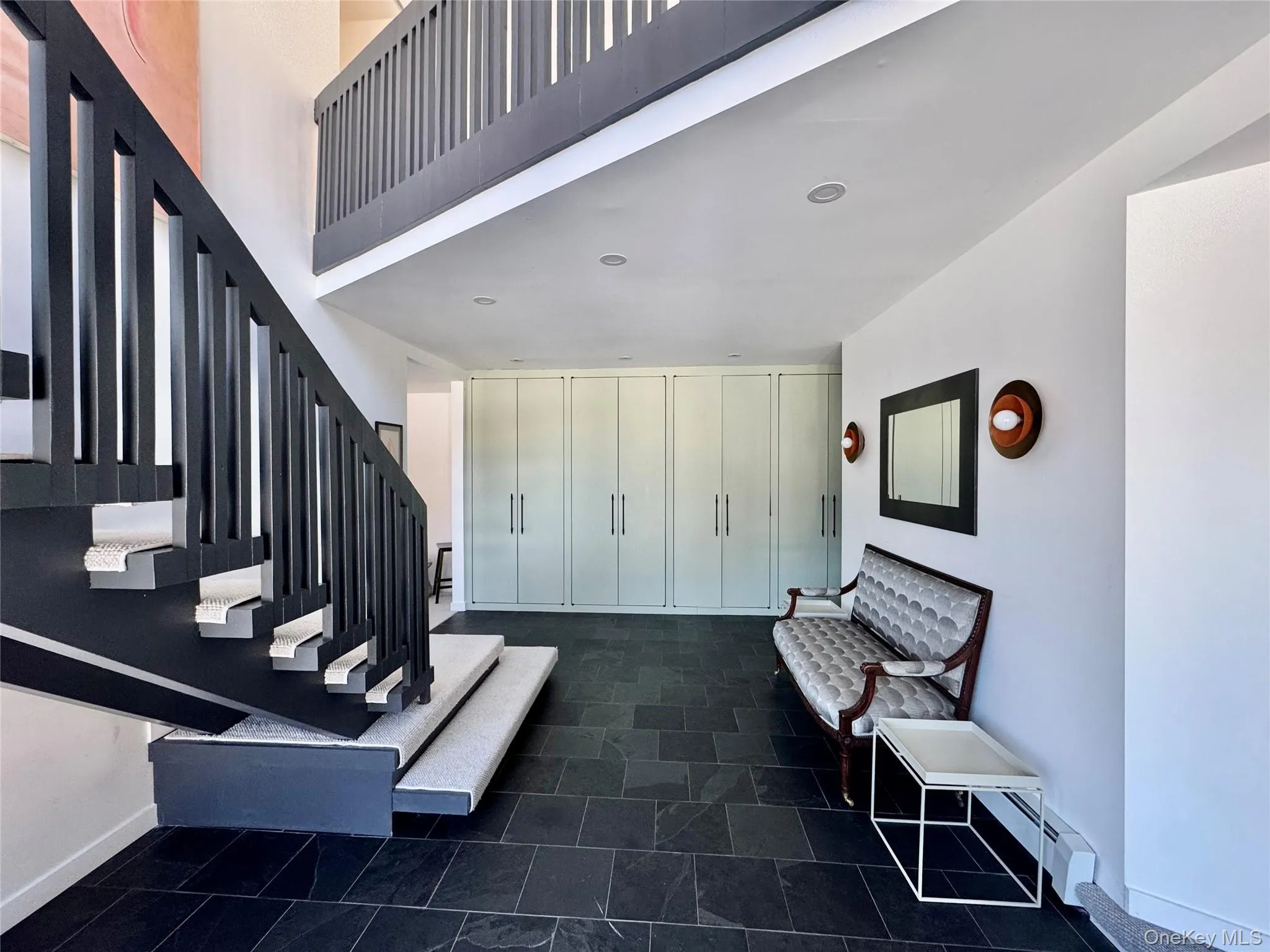 Striking entrance/ Striking entrance/