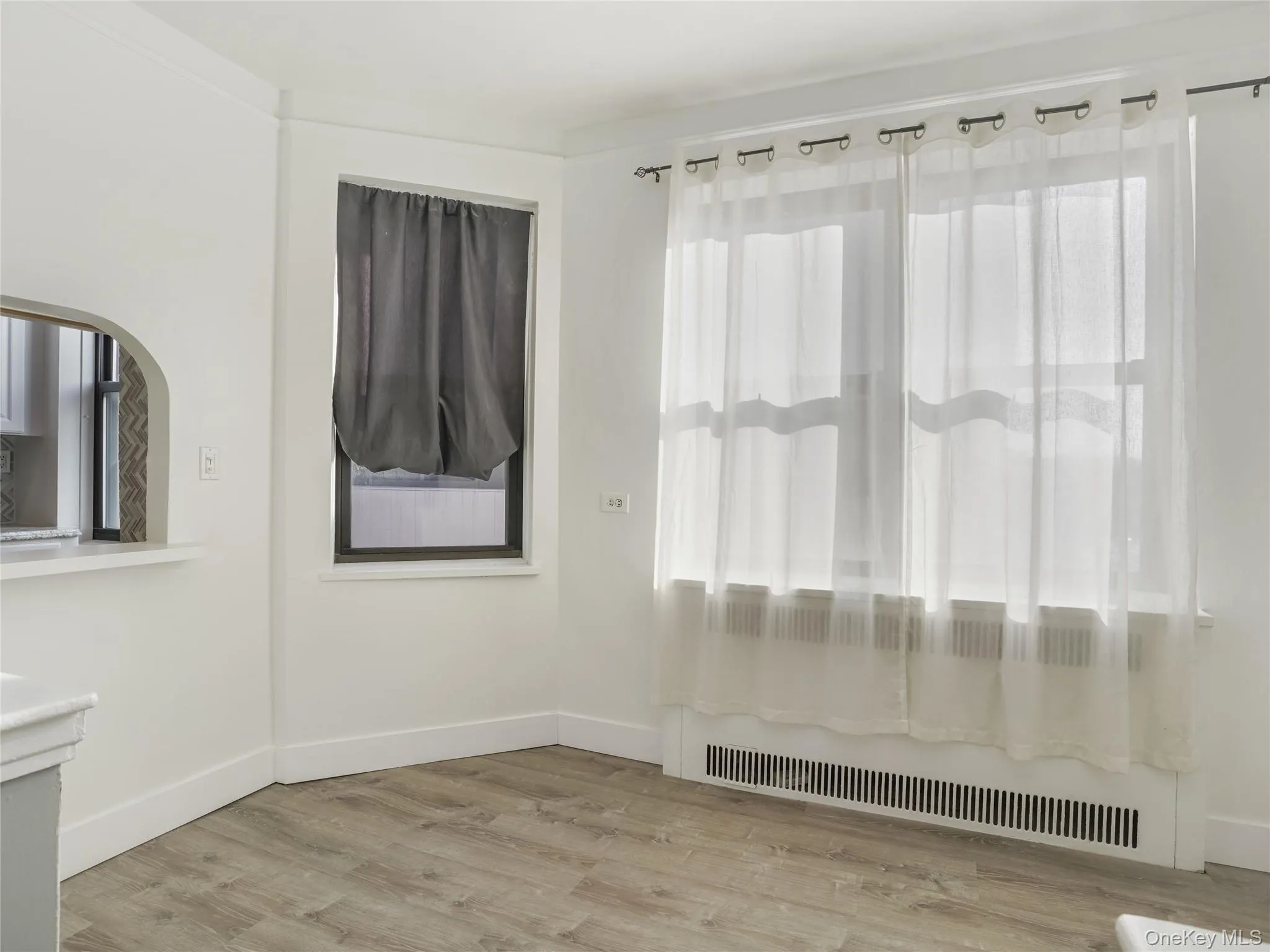 Sun shine through the double window in the dining area. Sun shine through the double window in the dining area.
