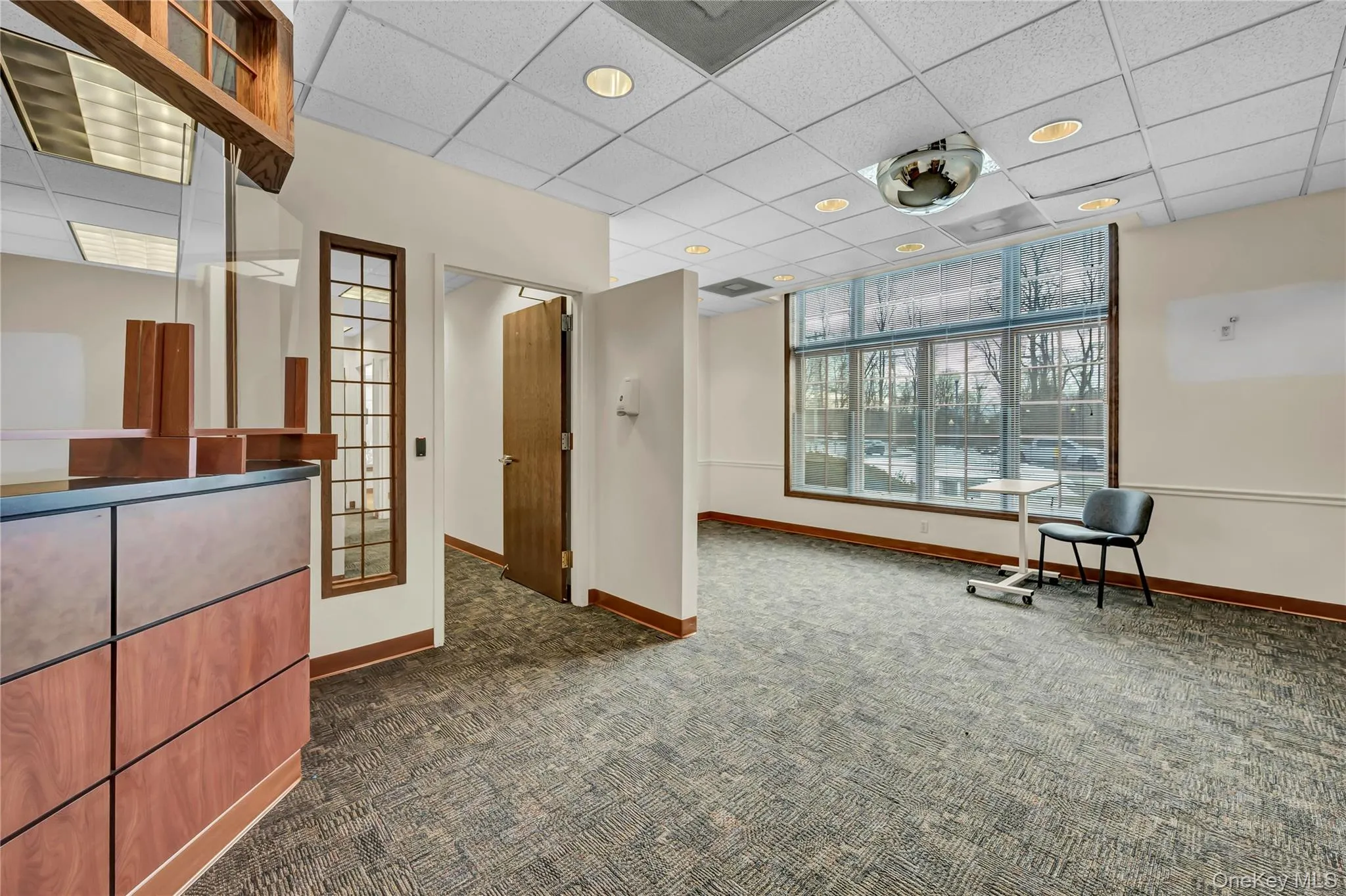 Welcome area with a paneled ceiling Welcome area with a paneled ceiling