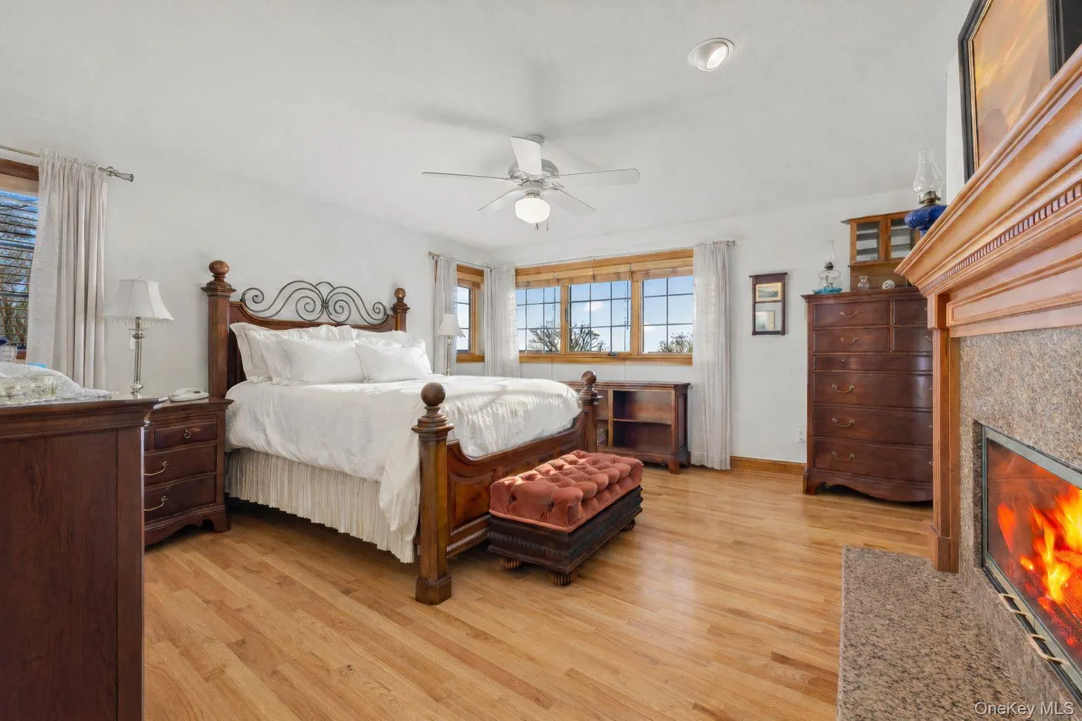En-suite Guest bedroom with fireplace En-suite Guest bedroom with fireplace