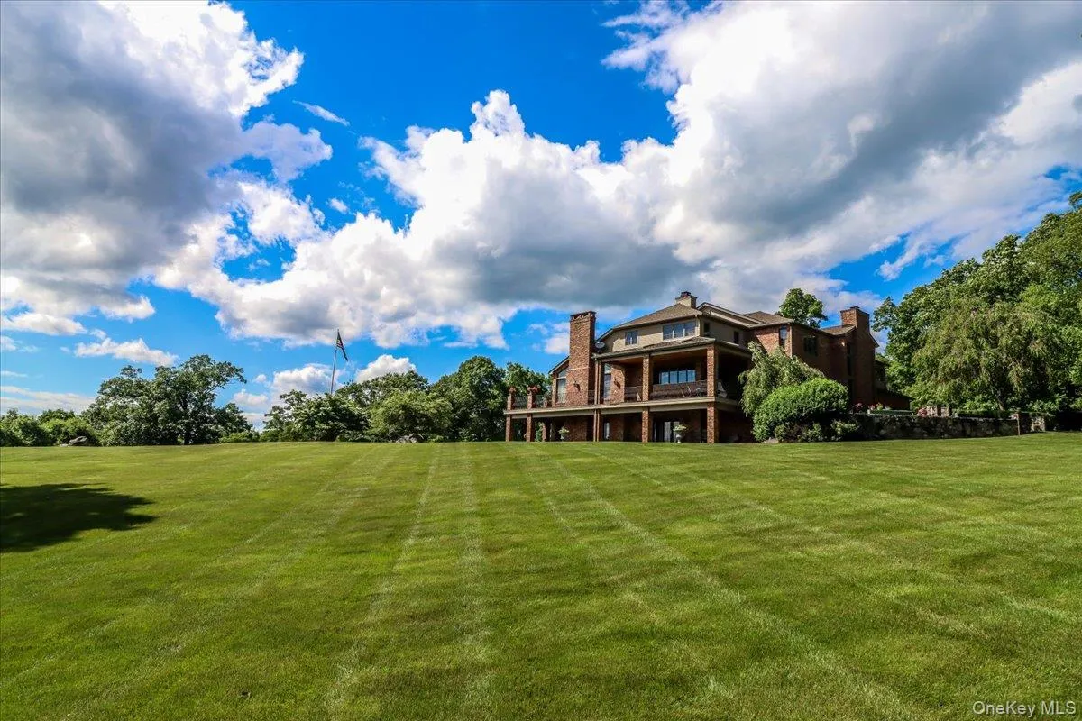 Vast, rolling lawns Vast, rolling lawns