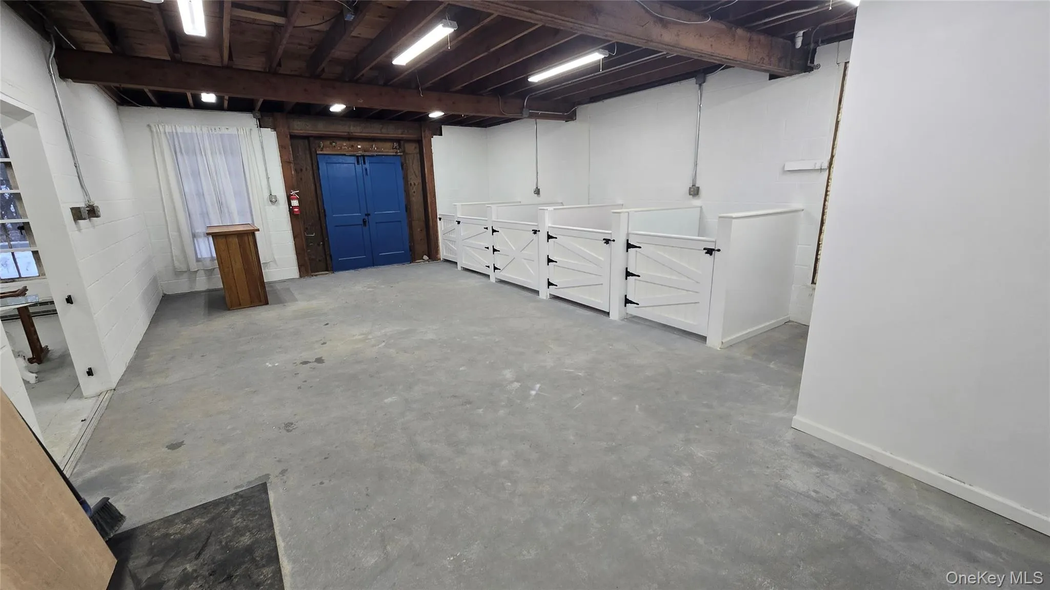 Second room with dog kennel installed. Second room with dog kennel installed.