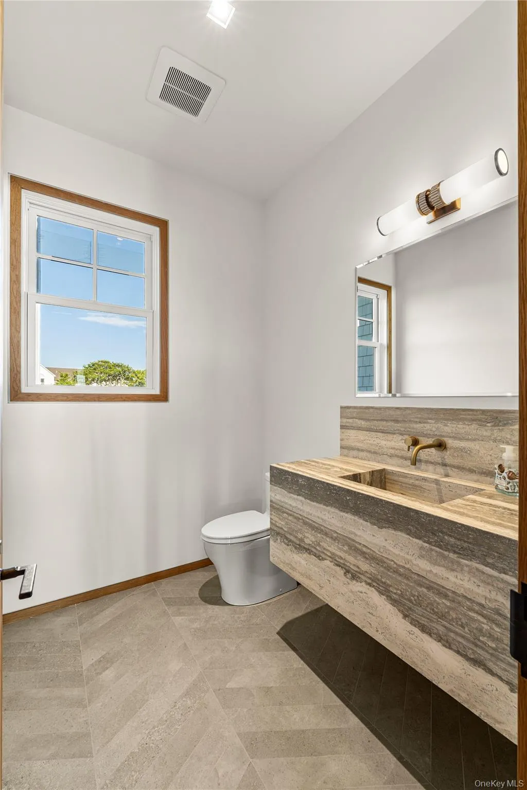 32 Quogo Neck Lane, Southampton, New York 11959