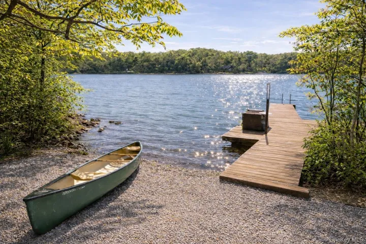 15 Lake View Court, Southampton, New York 11968