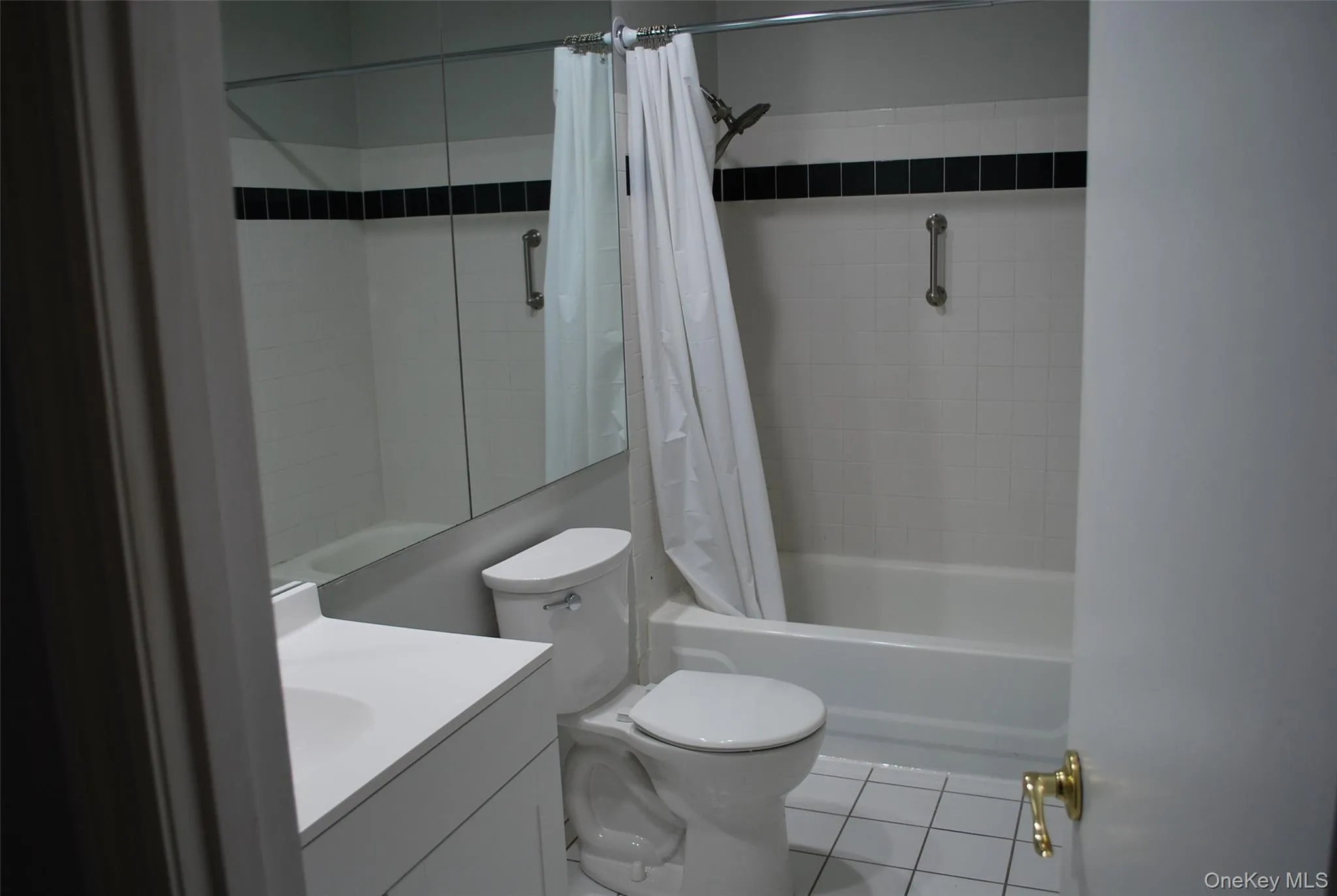 Second floor full bathroom. Second floor full bathroom.