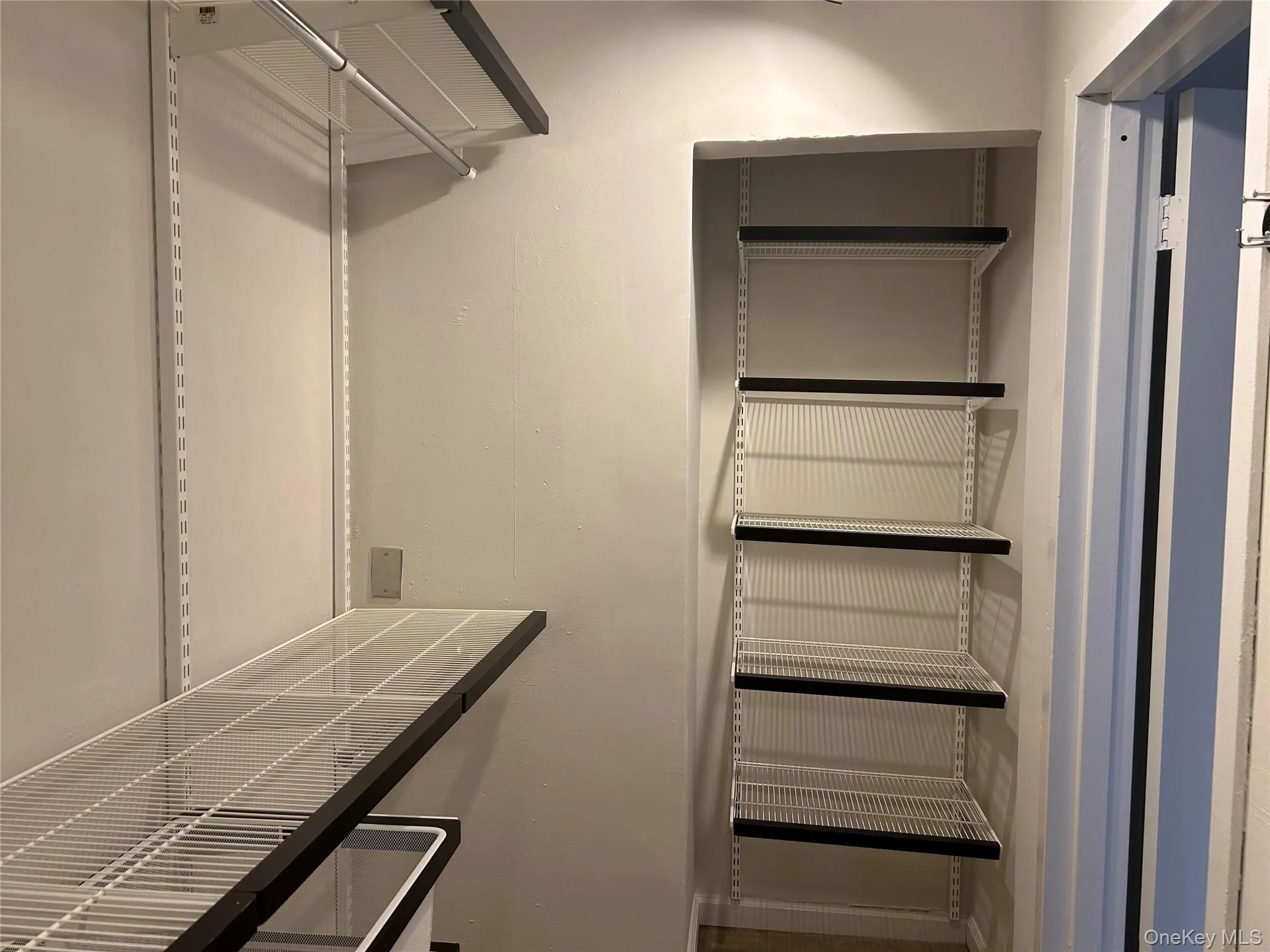 Double size walk-in closet Double size walk-in closet