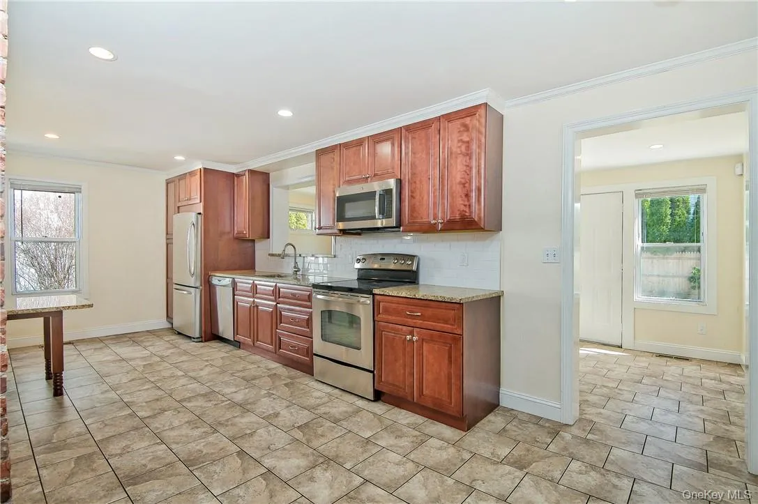 Large Eat-In Kitchen Large Eat-In Kitchen