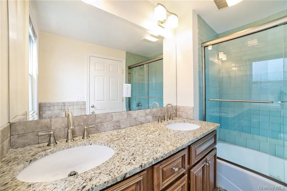 Full Bath w/Double sinks Full Bath w/Double sinks