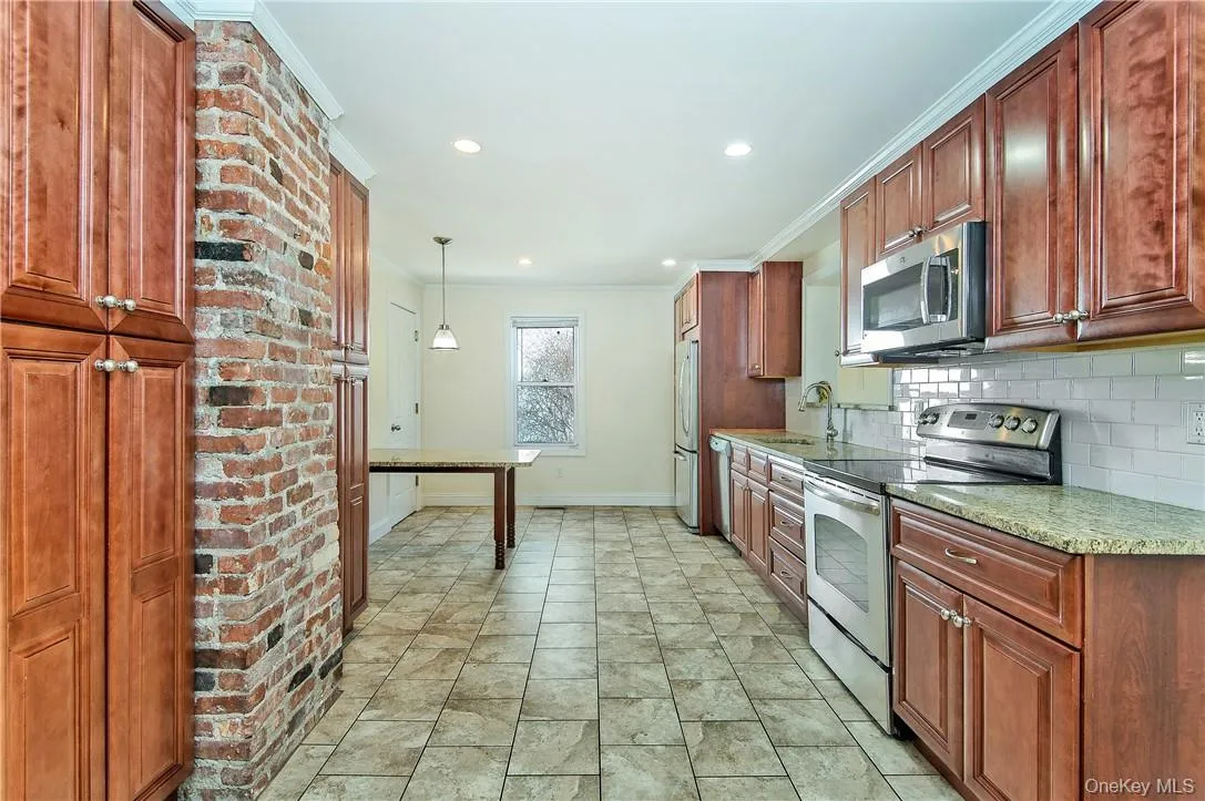 Large Eat-In Kitchen Large Eat-In Kitchen