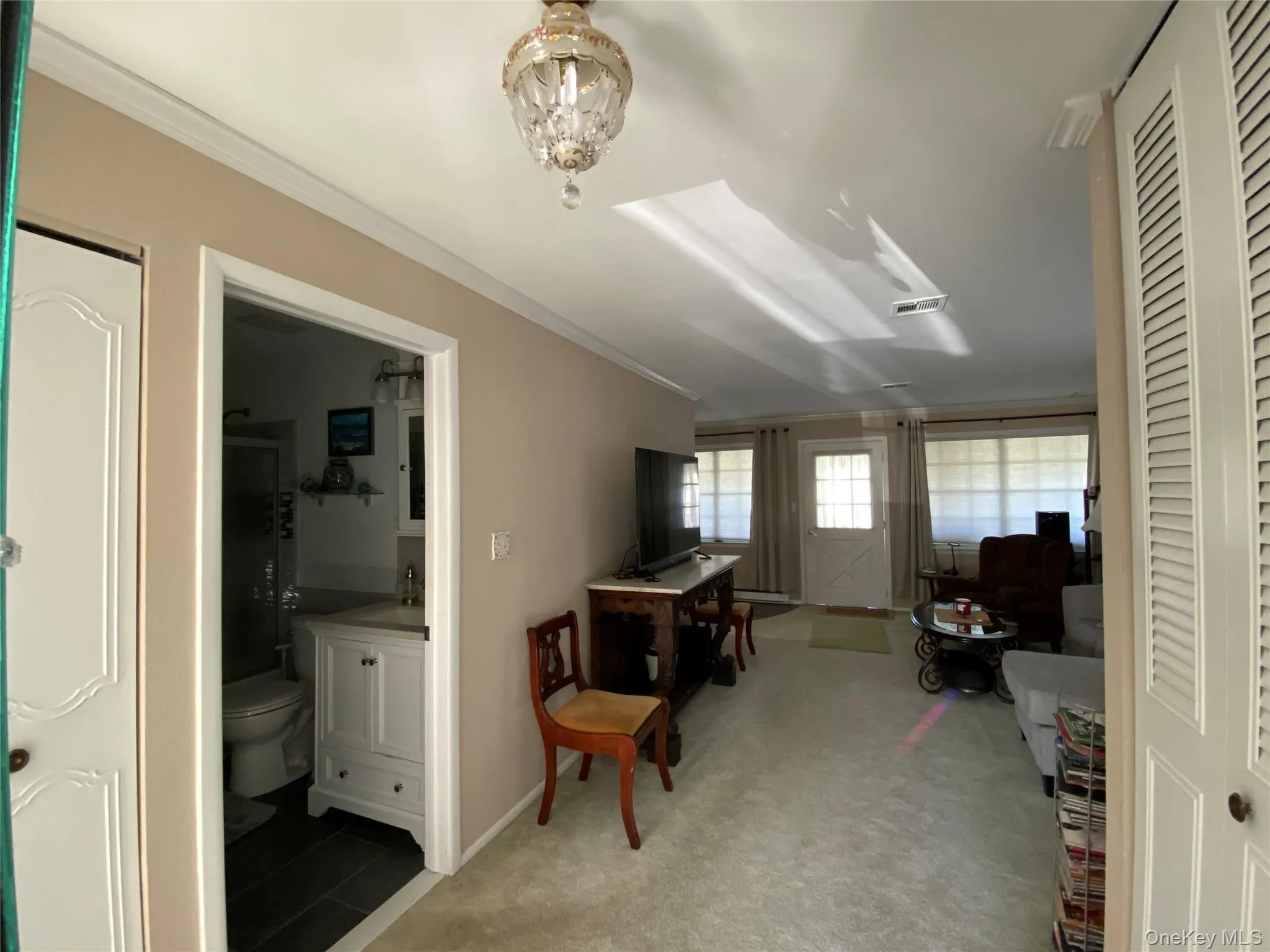 Crown molding and light carpet Crown molding and light carpet