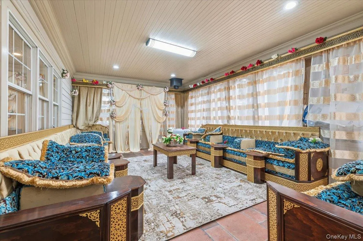 Sunroom/Enclosed Porch Accessible From Kitchen and Leads to Rear Yard. Sunroom/Enclosed Porch Accessible From Kitchen and Leads to Rear Yard.