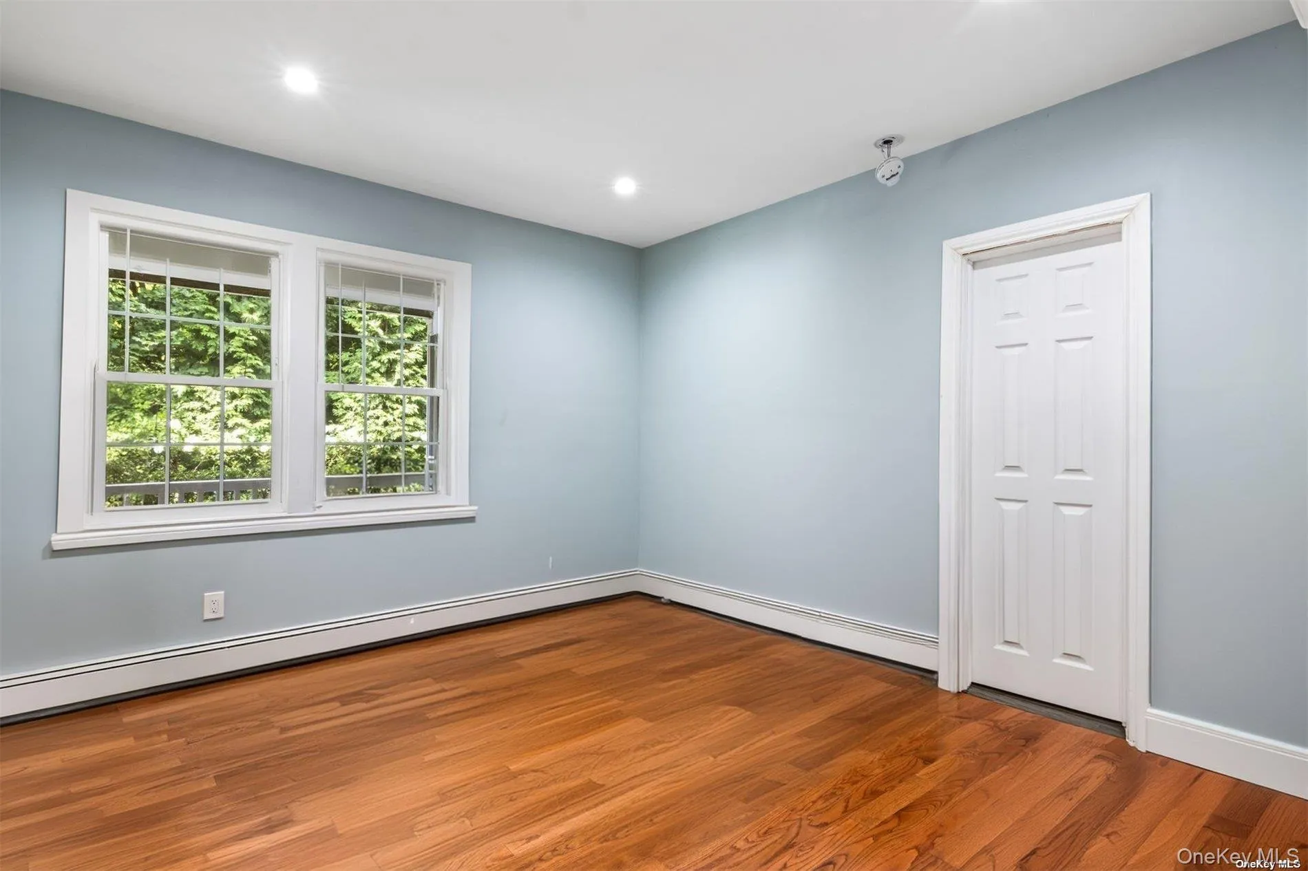 Bedroom 1 with en-suite full bath Bedroom 1 with en-suite full bath