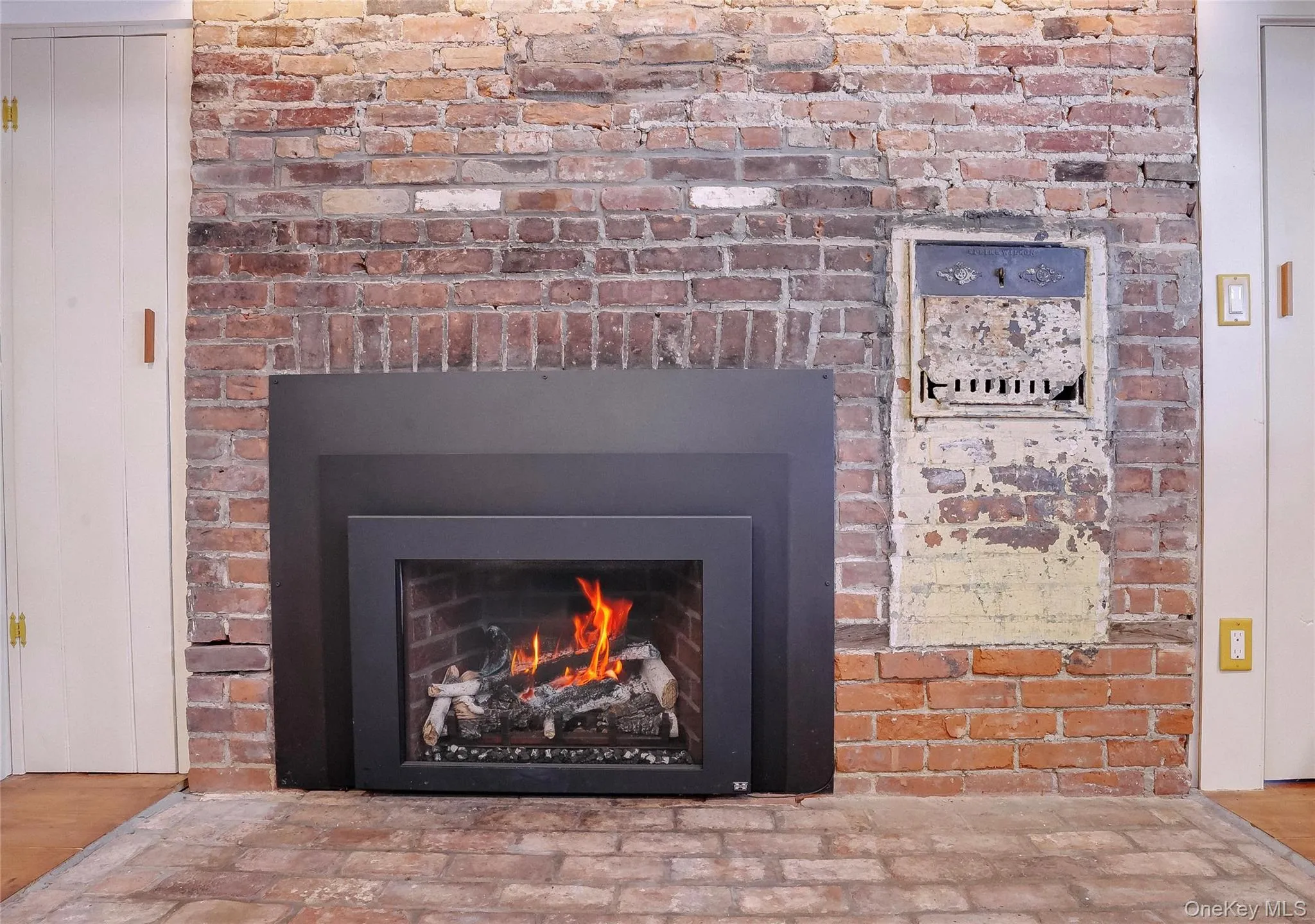 Working gas fireplace. Working gas fireplace.