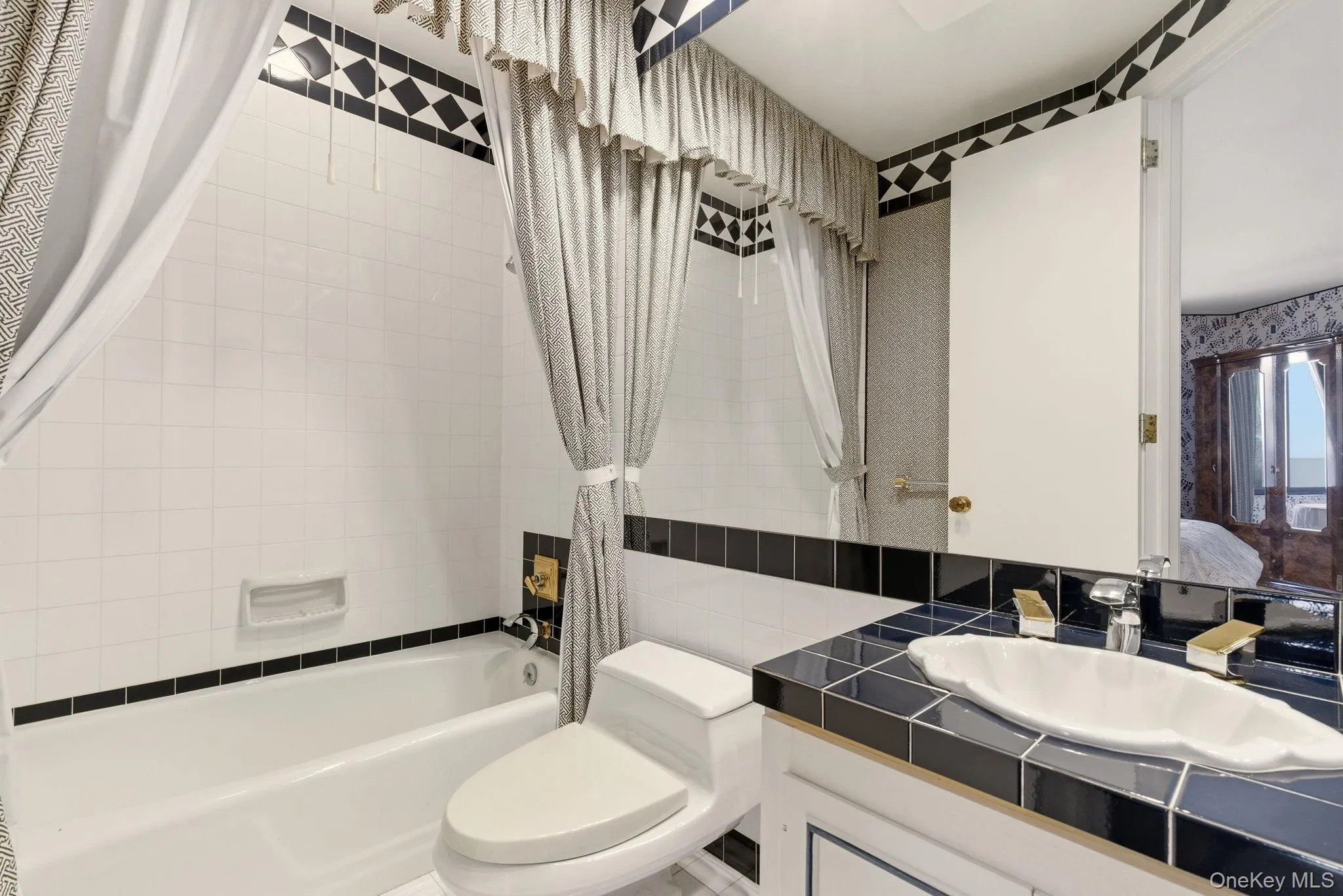 101 Wheatley Road, North Hempstead, NY, 6 Bedrooms Bedrooms, 15 Rooms Rooms,6 BathroomsBathrooms,Residential,For Rent,Wheatley,0,949378 101 Wheatley Road, North Hempstead, NY, 6 Bedrooms Bedrooms, 15 Rooms Rooms,6 BathroomsBathrooms,Residential,For Rent,Wheatley,0,949378