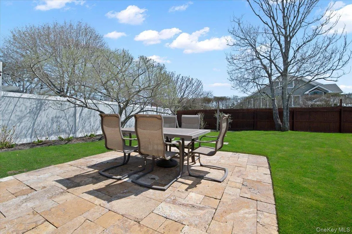 25 Gardners Lane, Southampton, NY, 2 Bedrooms Bedrooms, 5 Rooms Rooms,1 BathroomBathrooms,Residential Lease,For Rent,Gardners,0,949472 25 Gardners Lane, Southampton, NY, 2 Bedrooms Bedrooms, 5 Rooms Rooms,1 BathroomBathrooms,Residential Lease,For Rent,Gardners,0,949472