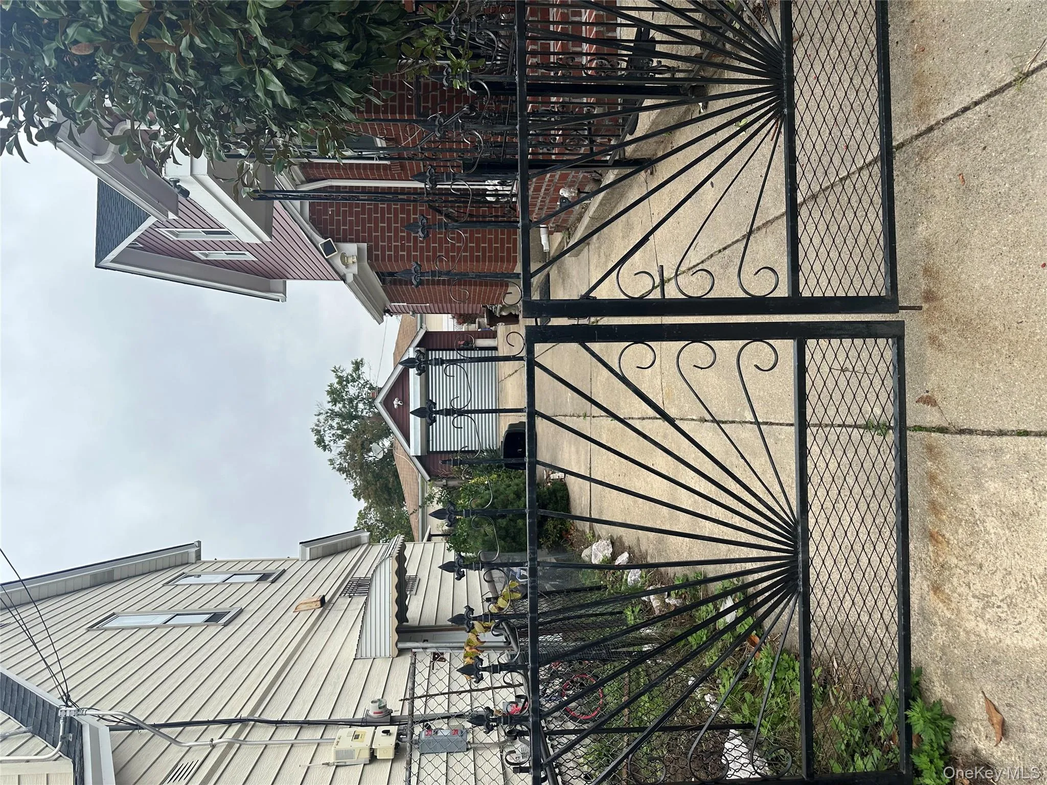 Gate with an outbuilding Gate with an outbuilding